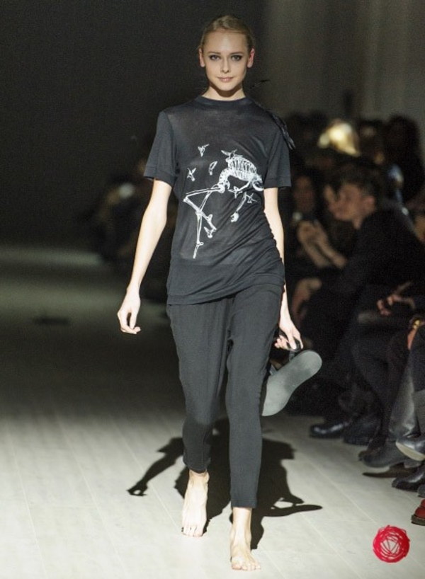 Золушка без туфельки: Модель потеряла обувь на показе Anisimov