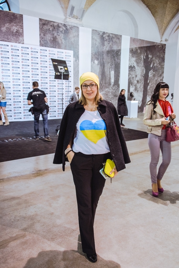 Яркие акценты: Образы street style последнего дня UFW