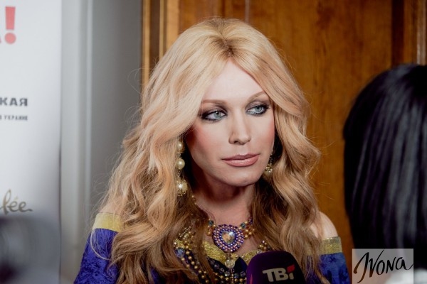 Дива Монро ходит в ресторан со своими отбивными: В кафе нынче дорого