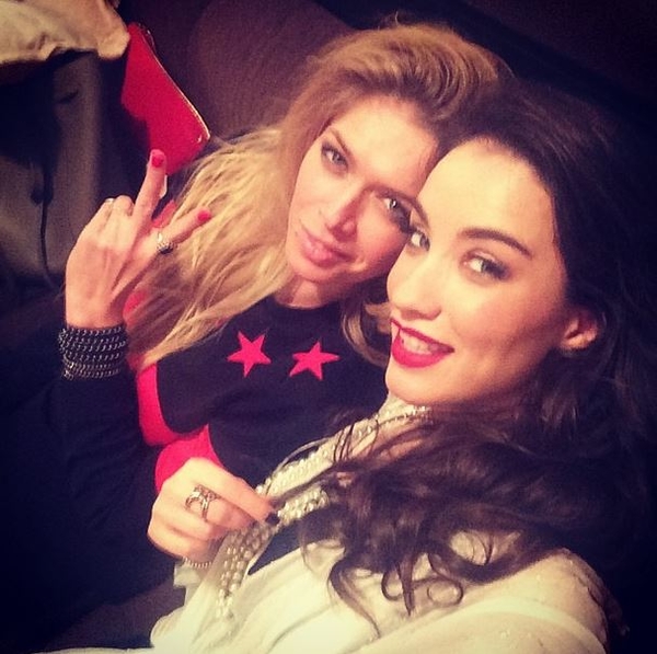 Виктория Дайнеко гастролирует с Верой Брежневой