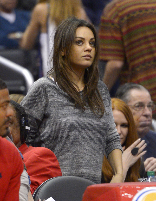 Мила Кунис скрывает беременный живот под свитерами?