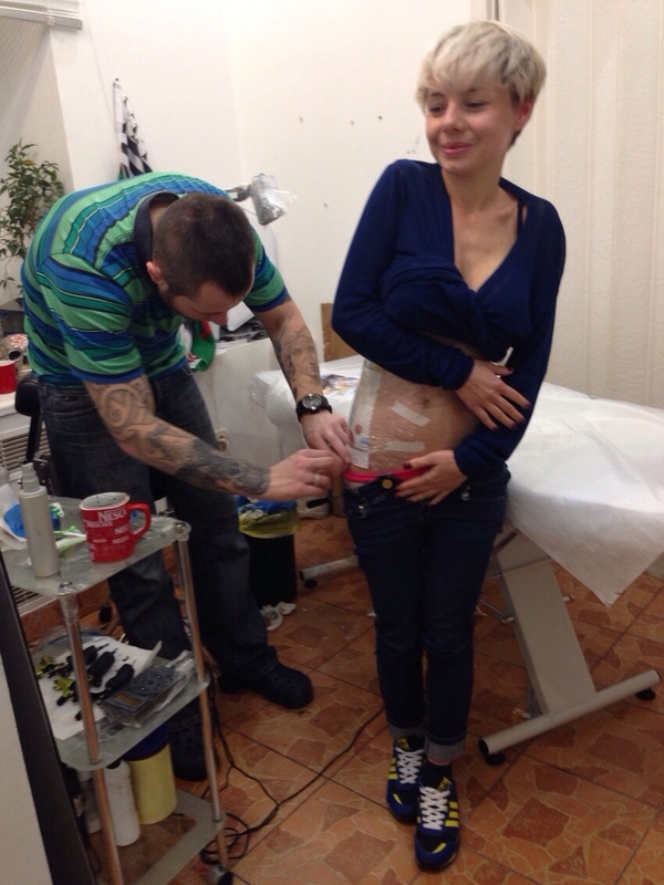 Звезда Голоса країни сделала огромную татуировку