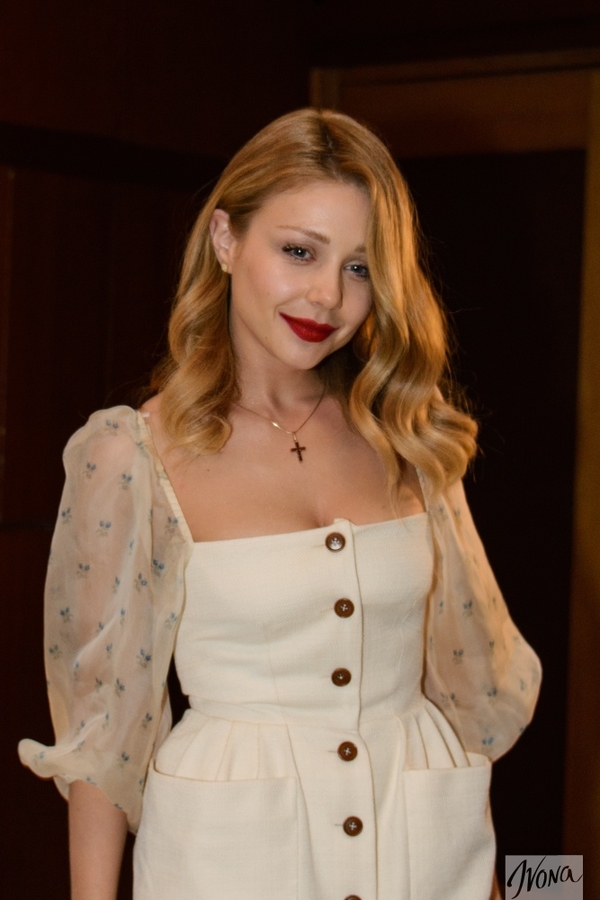 Тина Кароль вспомнила о муже и расплакалась на сцене премии YUNA