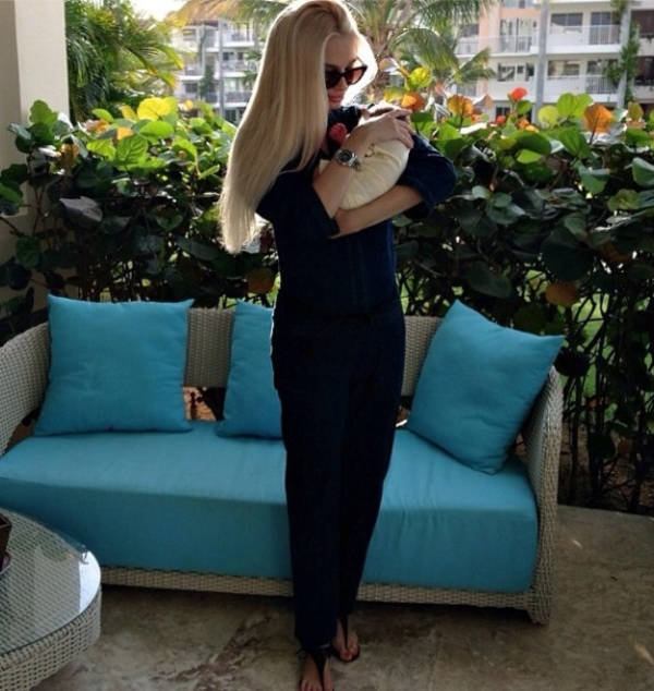 Девушка Тимати похвасталась фигурой через 10 дней после родов