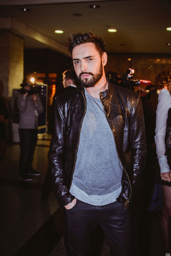 Виталик Козловский отрастил бороду и вышел в свет с возлюбленной