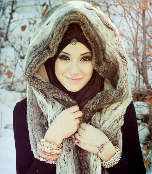 Мусульманку засвистали из-за слишком яркой одежды