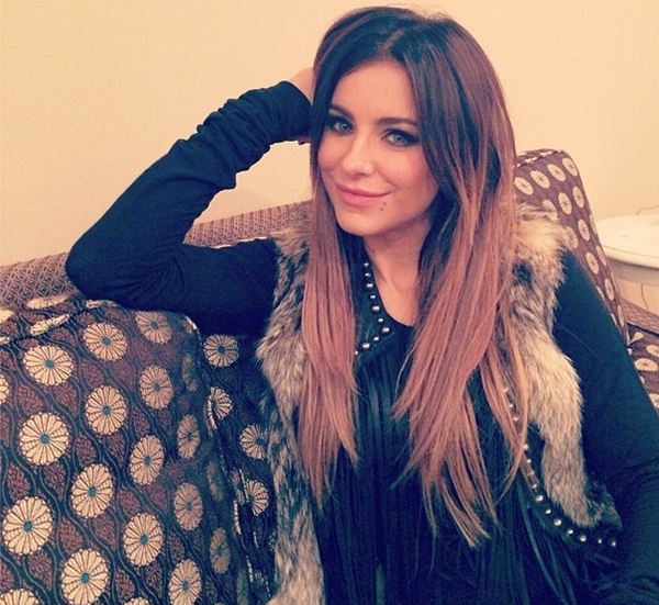 Ани Лорак застали на прогулке с дочерью в Голосеевском парке