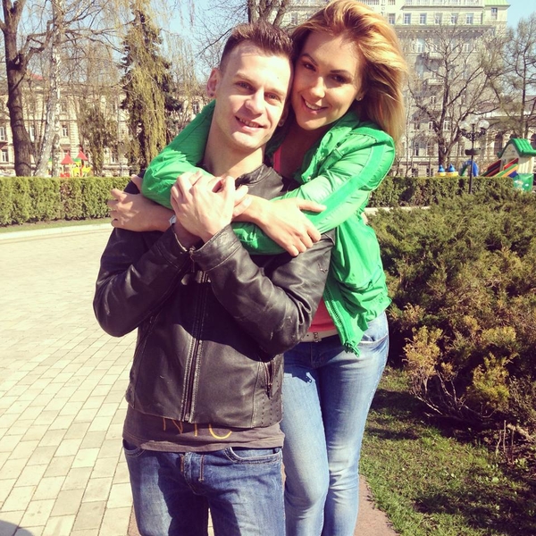 Яна Клочкова показала романтичное фото с мужчиной