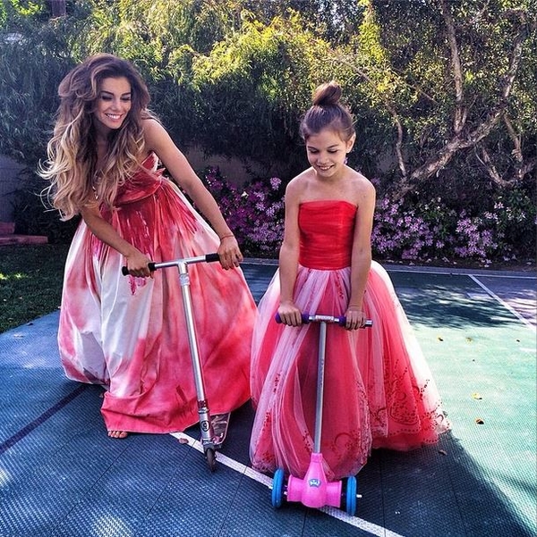 Аня Седокова снялась в фотосессии с дочками