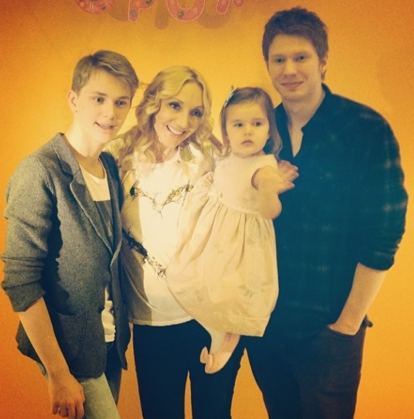 Кристина Орбакайте показала семейное фото с детьми
