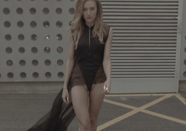 Ева Бушмина в новом клипе удивила откровенным купальником