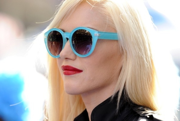 Очки в синей оправе – яркий тренд весны 2014