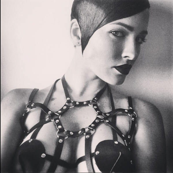 Даша Астафьева надела ошейник и кожаное нижнее белье