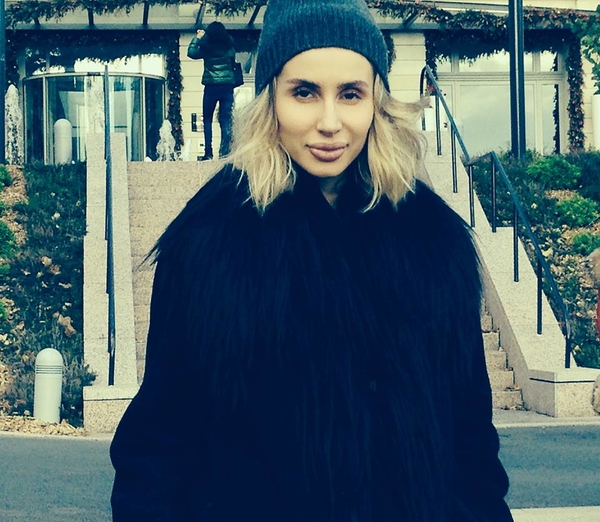 На Светлану Лободу набросился молодой фанат с голым торсом