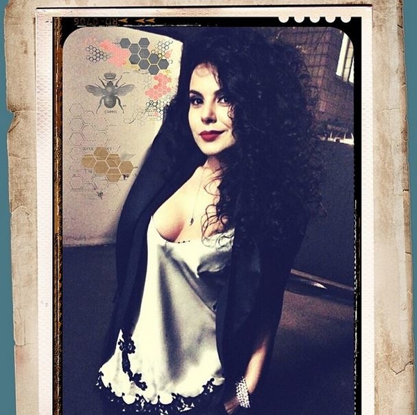 Настя Каменских похвасталась пышными формами