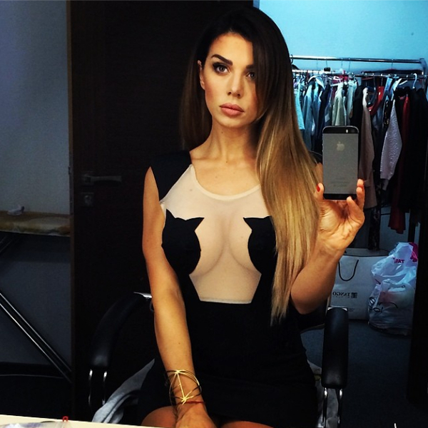 Анна Седокова опубликовала фото в прозрачном платье без нижнего белья