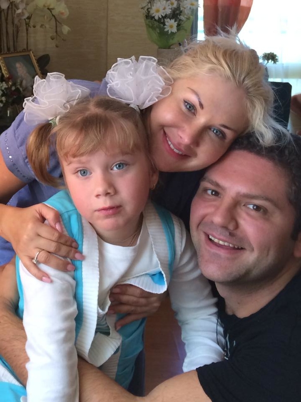 Певица Катя Бужинская похвасталась снимками с дочкой