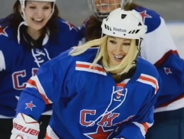 Блондинка Лера Кудрявцева увлеклась хоккеем