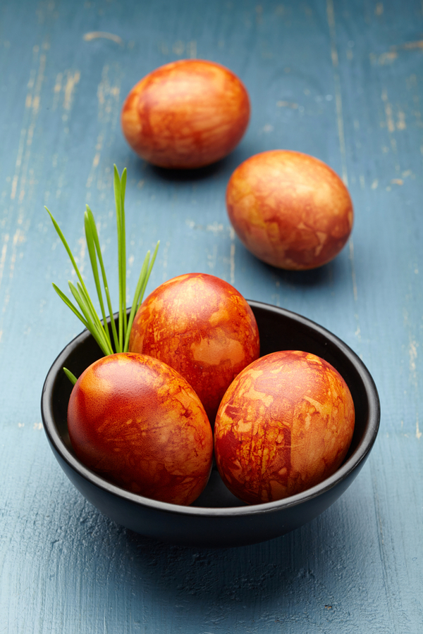 Как красить яйца луковой шелухой: мраморный узор