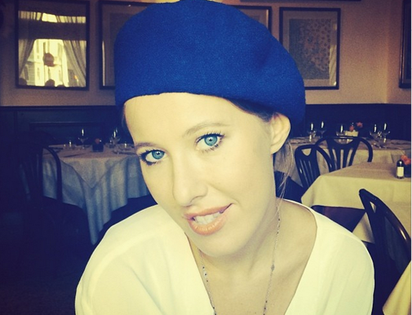 Ксения Собчак занимается йогой и лежит на гвоздях