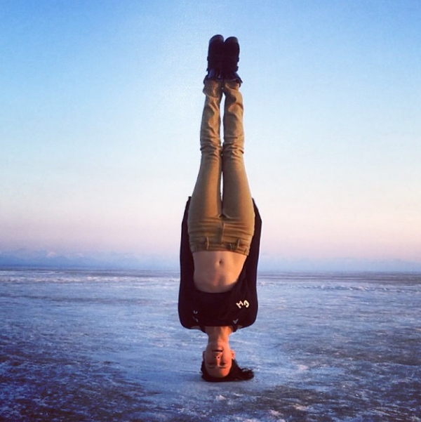 Даша Астафьева встала на голову посреди заснеженного Байкала