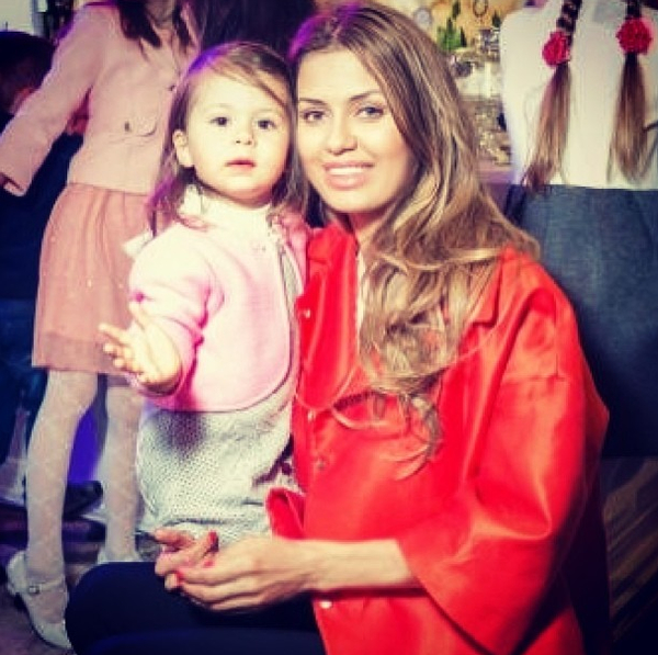 Виктория Боня вышла в свет со своей двухлетней дочерью