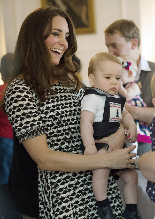 Кейт Миддлтон с 8-месячным сыном играли с другими детьми