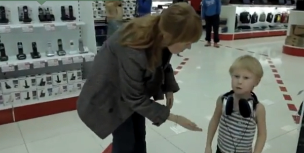 Пока мама не видит: Ребенок веселится в магазине
