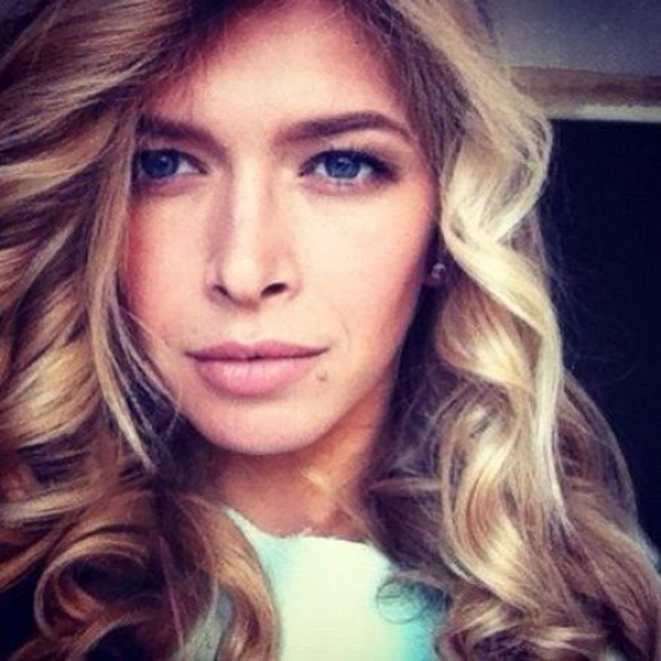 Вера Брежнева во время концерта поцеловала 12-летнего поклонника