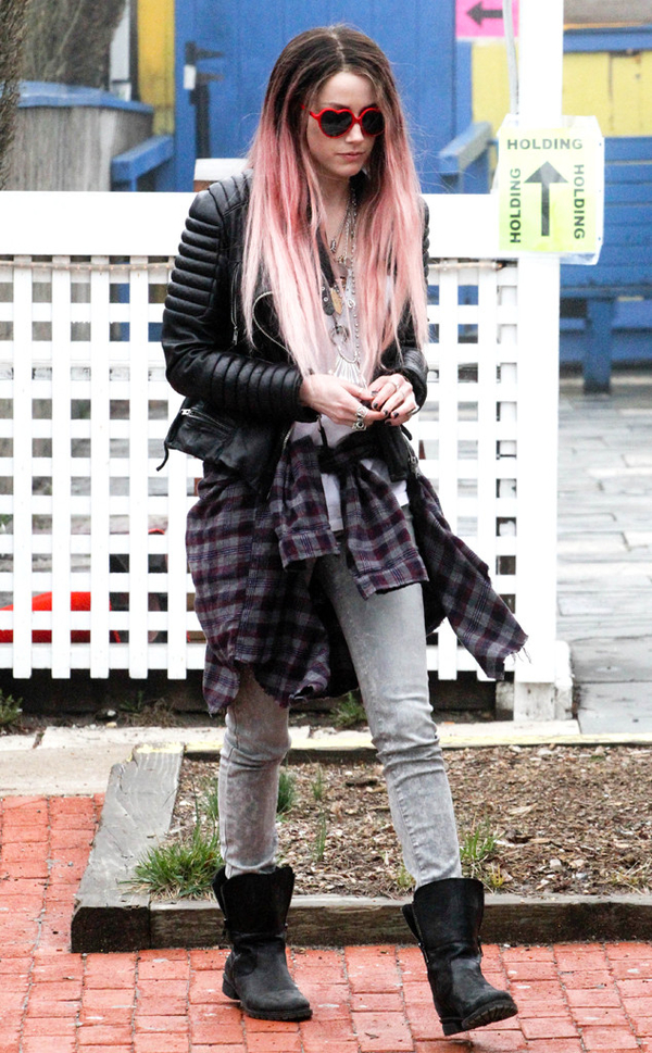 Невеста Джонни Деппа покрасила локоны в розовый цвет