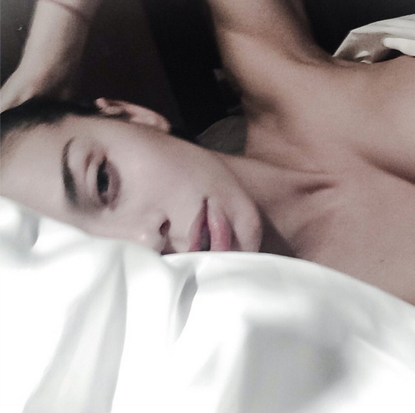 Анна Седокова показала утреннее фото без макияжа