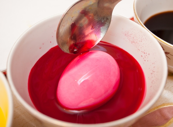 Как красить яйца свекольным соком