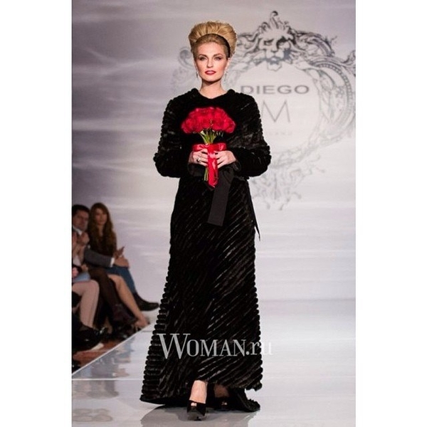 Солистка группы Фабрика примерила черное свадебное платье