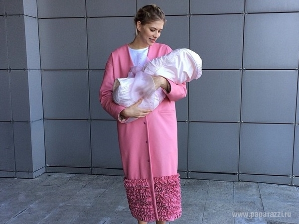 Топ-модель Елена Перминова показала фото после родов