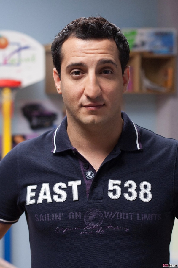 У звезды сериала Универ угнали новый Porshe Cayenne