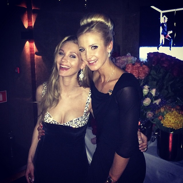 Асмус отпраздновала 26-летие: Артистка надела откровенное платье