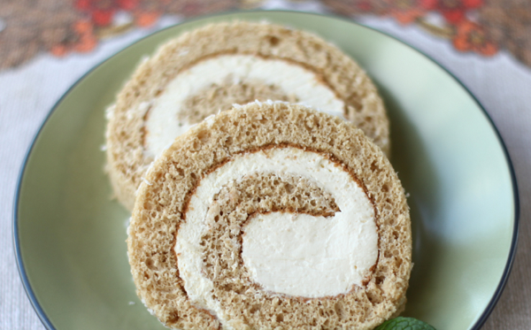 Как приготовить медово-кокосовый рулет (ВИДЕО)