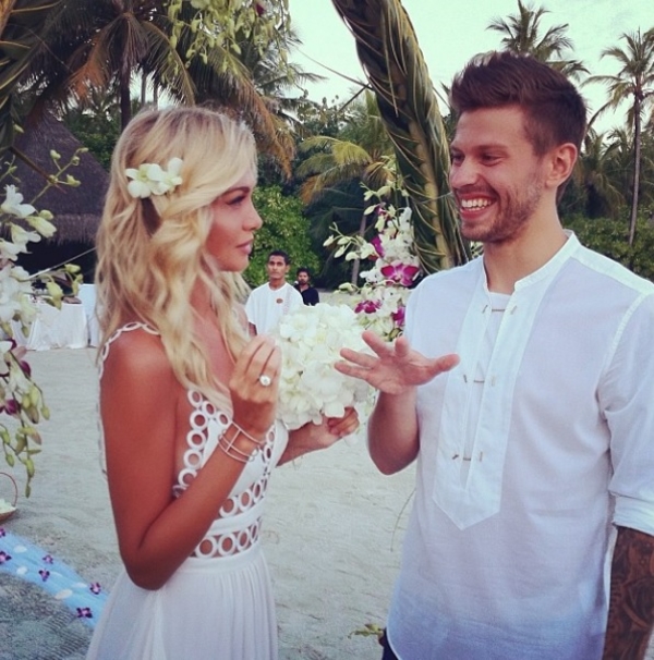 Виктория Лопырева показала фото со свадьбы