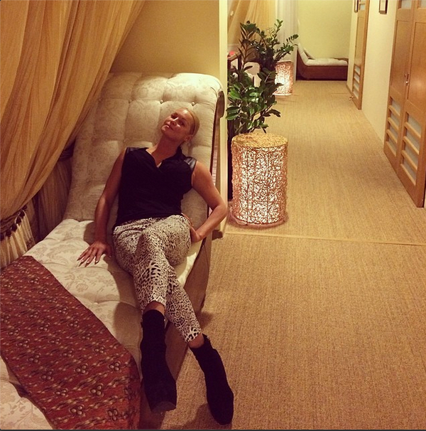 Анастасия Волочкова показала снимок с темнокожим массажистом