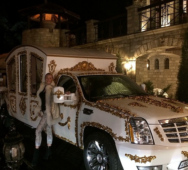 Волочкова показала автомобиль, на котором хочет ехать в день свадьбы