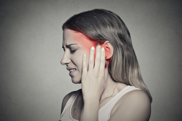 Что делать, если болит ухо: 7 народных средств