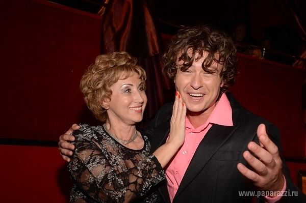 51-летняя жена Шаляпина вышла в свет в прозрачной блузке