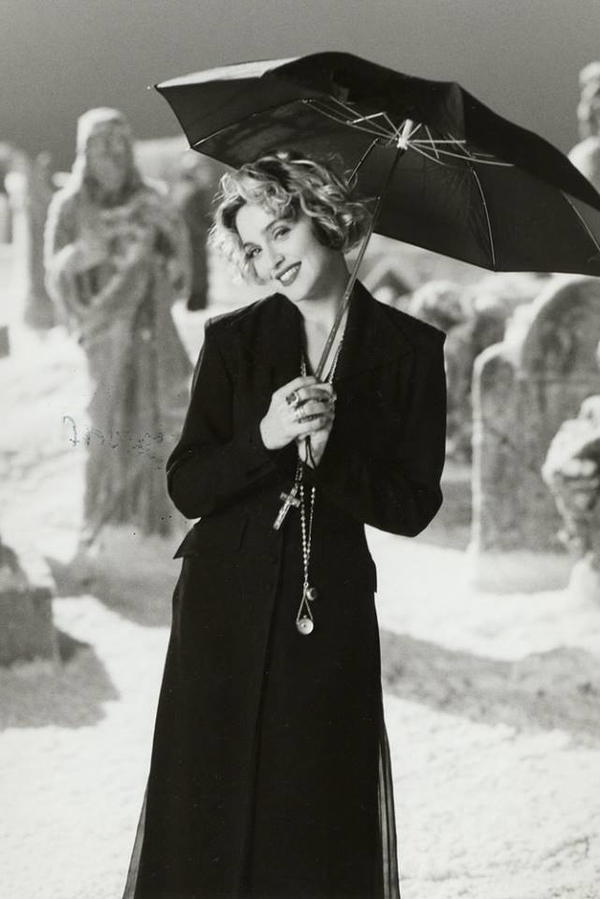 Певица Мадонна переживает за Украину