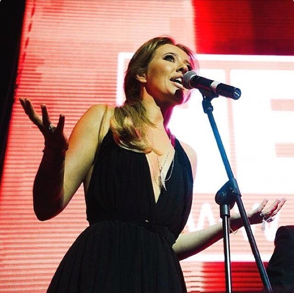 Собчак удивила глубоким декольте: Хорошо, что муж из дома выпустил