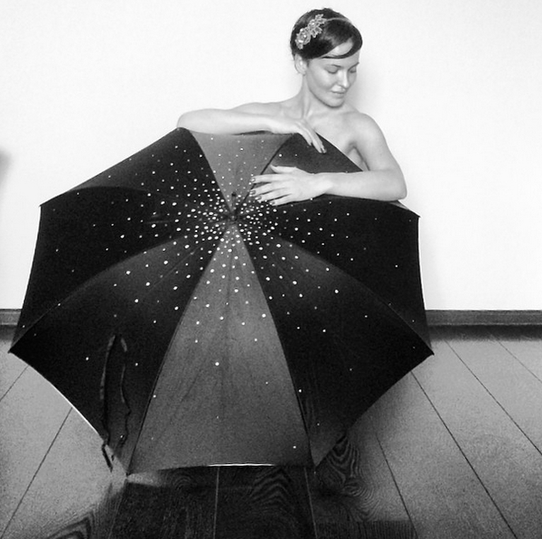 Даша Астафьева в новой фотосесии прячется под зонтиком без белья