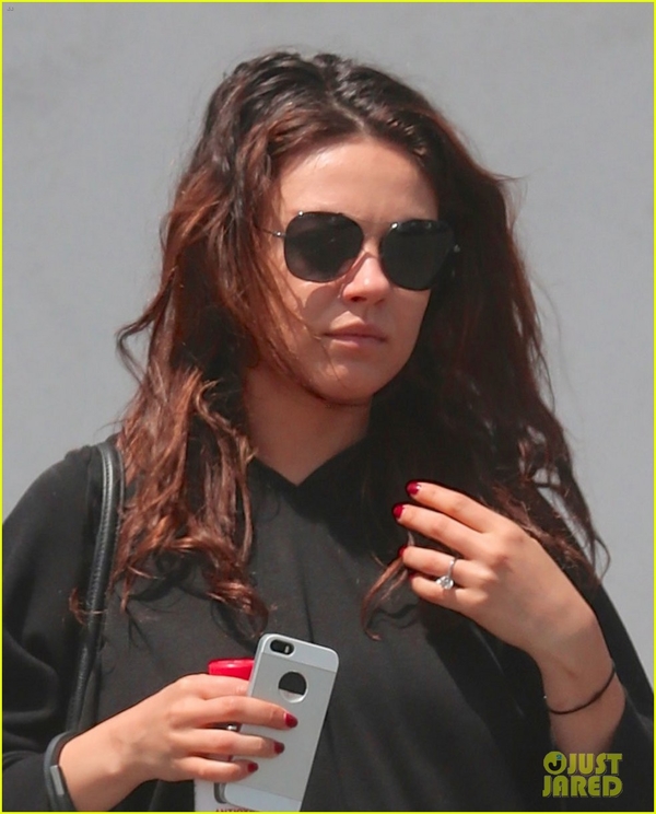 Беременная Мила Кунис занимается йогой и посещает рестораны