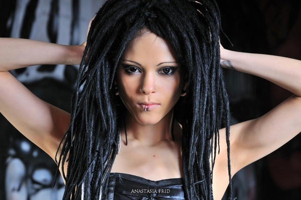 Фаната, порезавшего солистку группы Слот, задержали в Петербурге