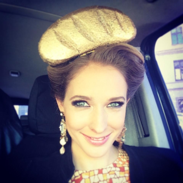 Катя Осадчая похвасталась шляпкой с "золотым" батоном