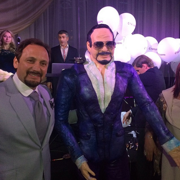 Стас Михайлов получил в подарок необычный торт