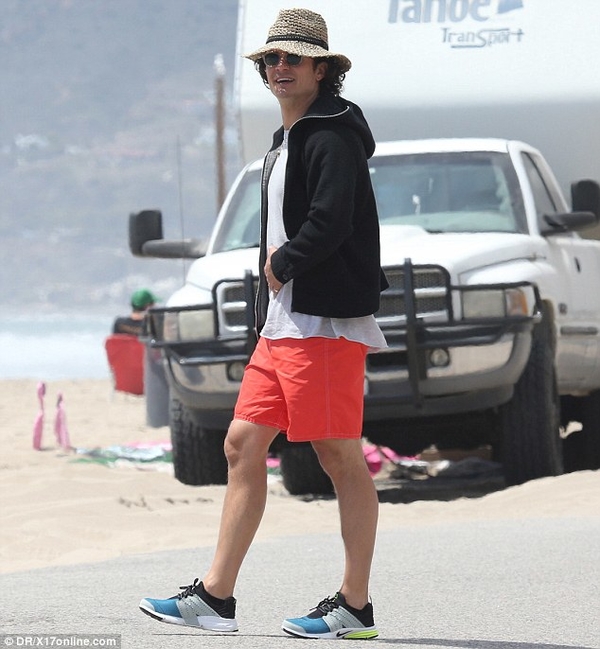 Отцовская любовь: Орландо Блум веселится с маленьким сыном на пляже